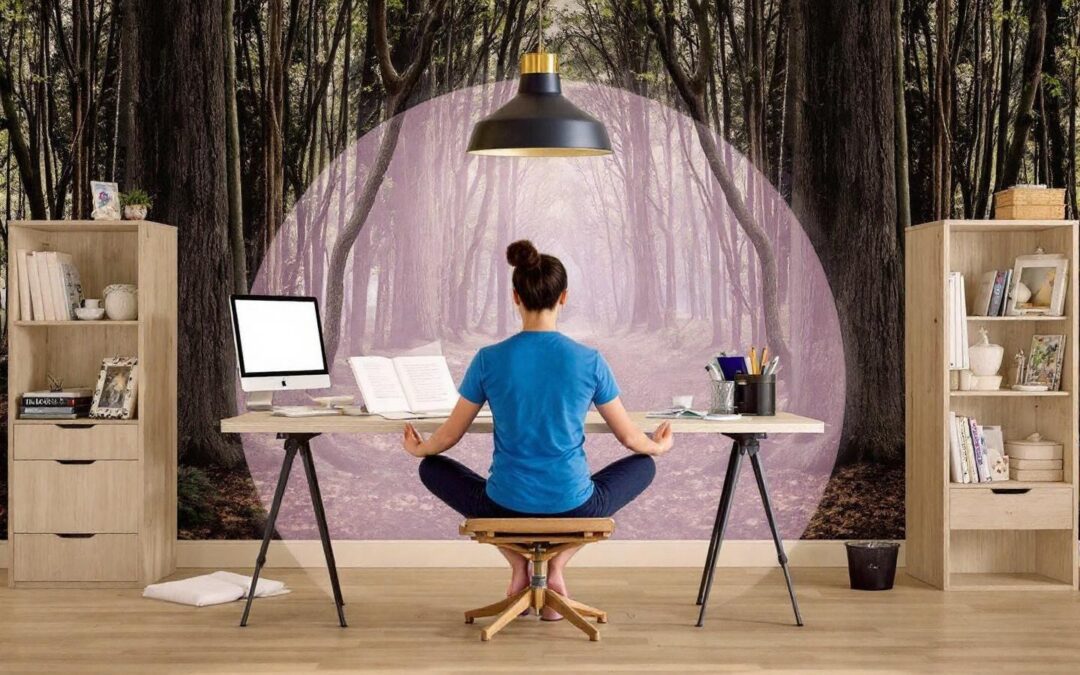 Personne en position de lotus à un bureau dans un décor forestier