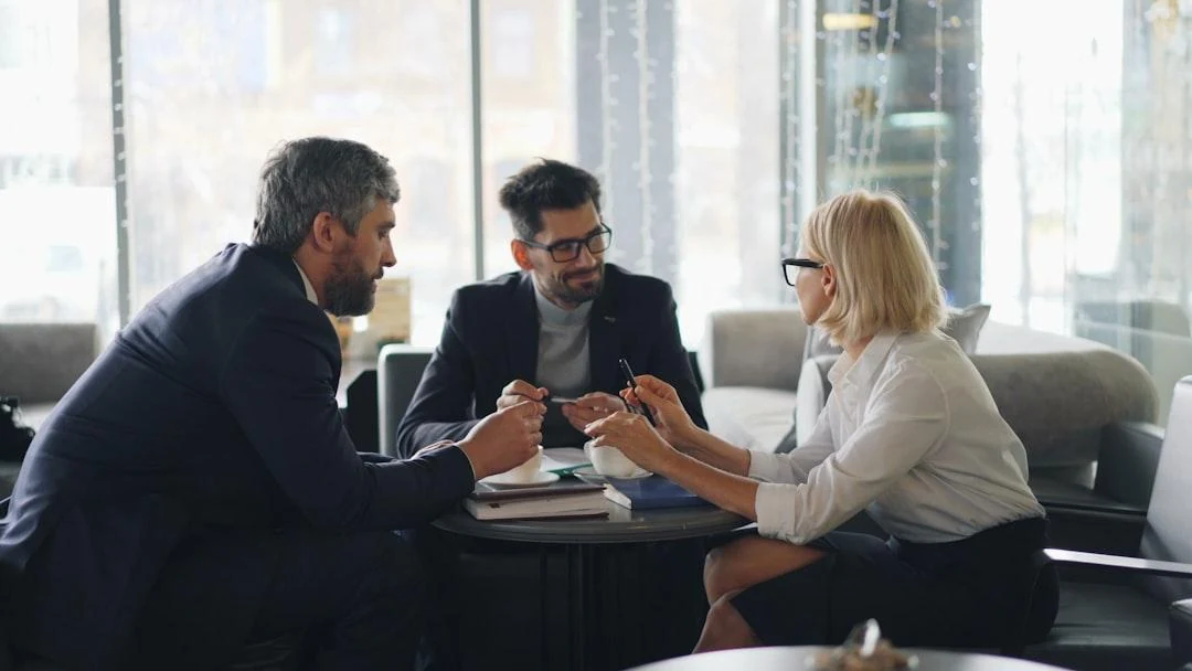 Réunion d'équipe dans un cabinet de recrutement spécialisé tech