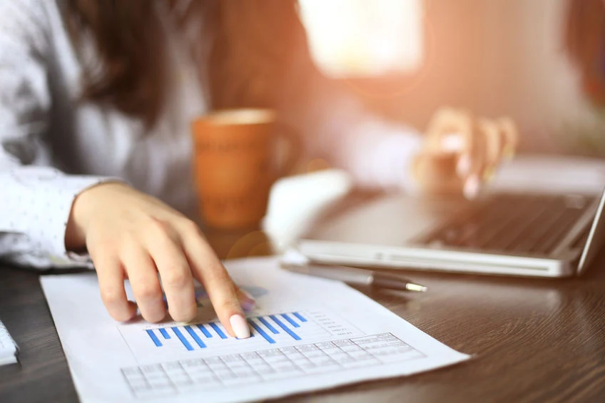Manager de transition au travail sur ordinateur dans un bureau à Toulouse