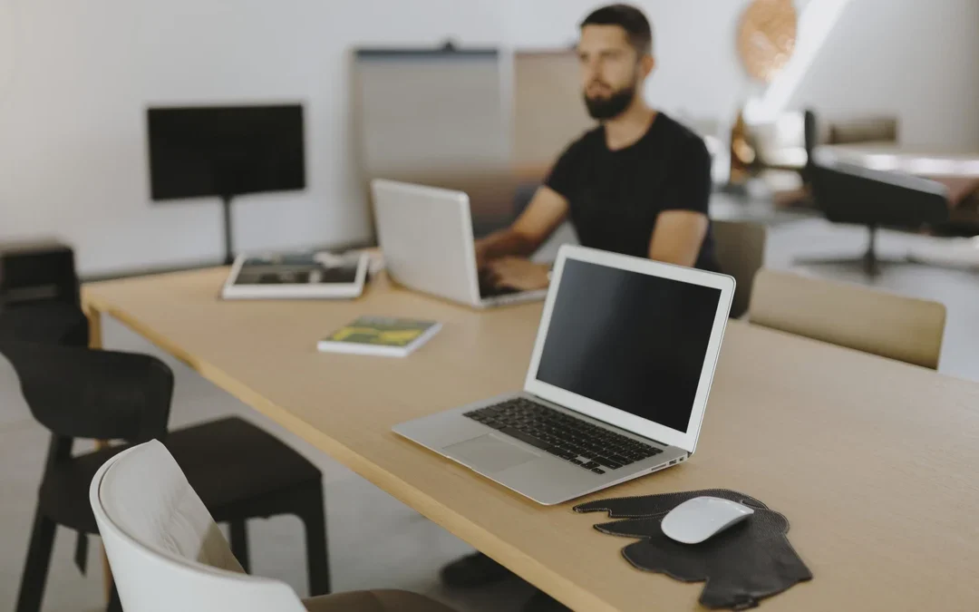 Espace de travail aménagé pour le travail hybride